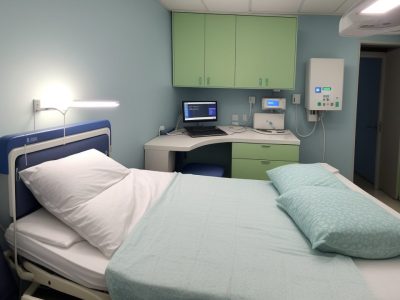 Enfermeira em ambiente hospitalar utilizando prontuário eletrônico para registro de informações sobre o paciente, enfatizando a importância do registro de enfermagem.