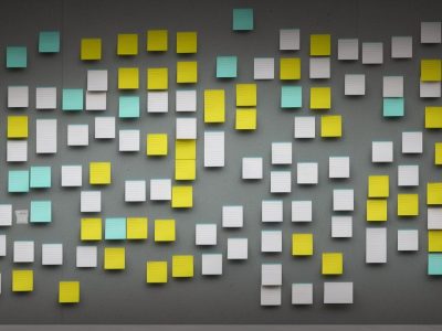 Servidores públicos em ambiente de trabalho colaborativo, com foco em comunicação eficaz e trabalho em equipe