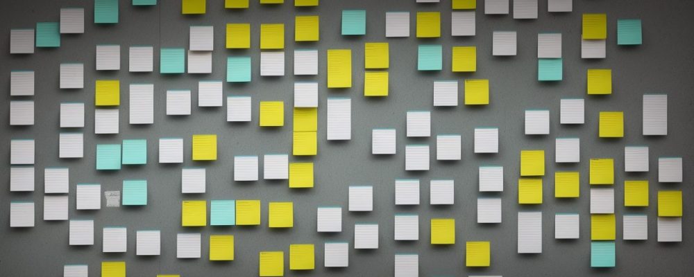 Servidores públicos em ambiente de trabalho colaborativo, com foco em comunicação eficaz e trabalho em equipe