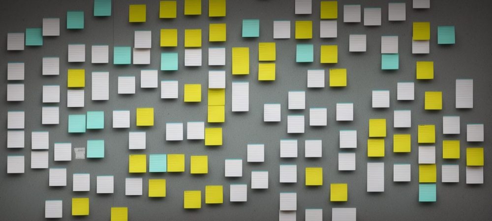 Servidores públicos em ambiente de trabalho colaborativo, com foco em comunicação eficaz e trabalho em equipe