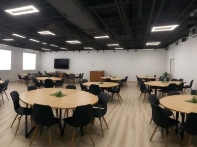 Equipe reunida em um evento SIPAT dinâmico, com foco em segurança do trabalho, prevenção de acidentes e doenças ocupacionais.