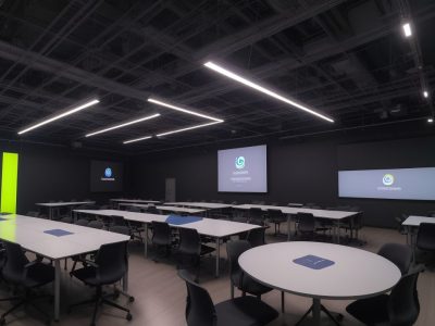 Alunos trabalhando em projetos STEAM em uma sala de aula moderna e inspiradora, com recursos e tecnologias inovadoras.