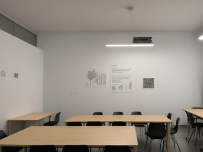 Ilustração de sala de aula invertida com alunos interagindo e o professor facilitando o aprendizado.