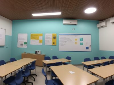 Professores em sala de aula demonstrando estratégias para saúde emocional e prevenção de burnout