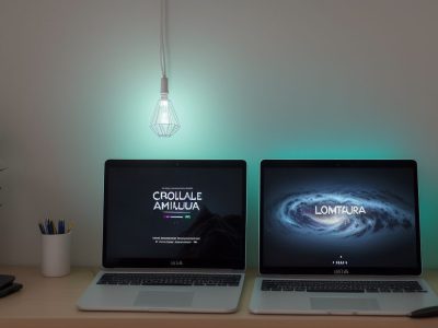 Secretária executiva em ambiente de trabalho moderno, focada em eficiência e inovação, utilizando ferramentas digitais