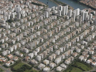 Imagem ilustrativa de sociologia urbana abordando desenvolvimento urbano, urbanização no Brasil e desigualdade social em uma cidade moderna.