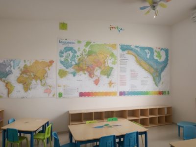 Professor aplicando conceitos de Sociologia da Educação em sala de aula, promovendo inclusão e engajamento dos alunos.