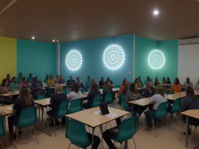 Imagem que ilustra a supervisão escolar, com professores e alunos engajados em atividades colaborativas, com foco em orientação pedagógica e gestão escolar.