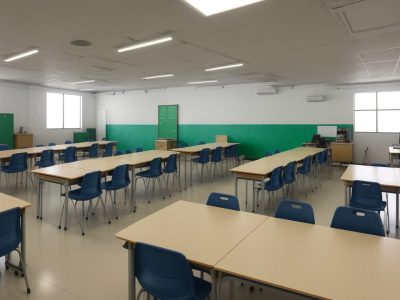 Imagem mostrando a supervisão escolar em ação, com foco em gestão escolar e orientação pedagógica para professores e alunos