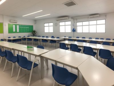 Imagem de supervisores escolares e orientadores pedagógicos trabalhando em colaboração, utilizando ferramentas de gestão e planejamento escolar.