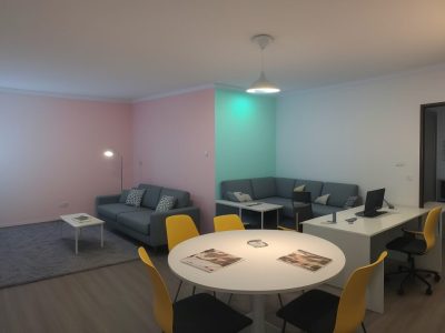 Alunos reunidos, elaborando um TCC, com foco em pesquisa e apresentação de resultados.