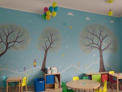 Crianças interagindo em um ambiente acolhedor, com recursos visuais, representando o entendimento sobre TEA e Asperger para transtornos invasivos do desenvolvimento.