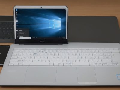 Imagem de mãos digitando em um teclado, com tela de computador exibindo gráficos de produtividade, representando o aprendizado de teclado para iniciantes.