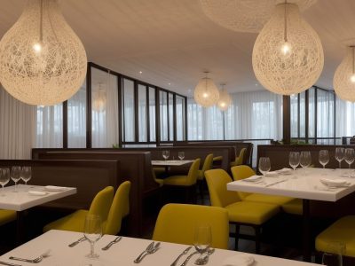 Garçom sorrindo e atendendo clientes em um restaurante, demonstrando técnicas de atendimento e etiqueta