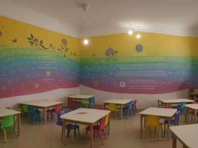 Ilustração de sala de aula com estudantes e educador interagindo em atividades sobre temas transversais como diversidade e inclusão, com foco em um curso online de temas transversais.