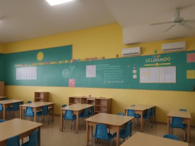 Crianças em ambiente escolar, protegidas pelo ECA e livres do trabalho infantil, com foco nos direitos da criança.