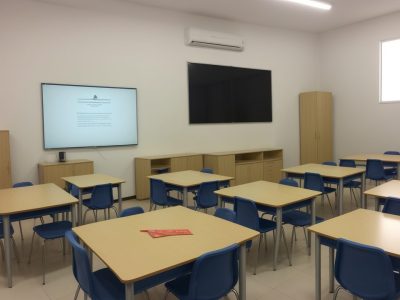 Imagem de alunos engajados em atividades de trilha de aprendizagem, com foco em curso online de alfabetização e ensino personalizado.