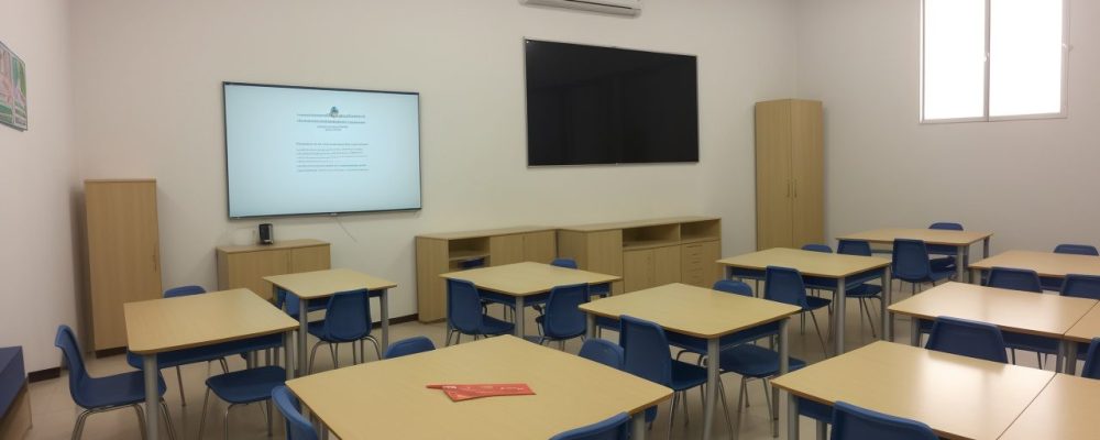 Imagem de alunos engajados em atividades de trilha de aprendizagem, com foco em curso online de alfabetização e ensino personalizado.