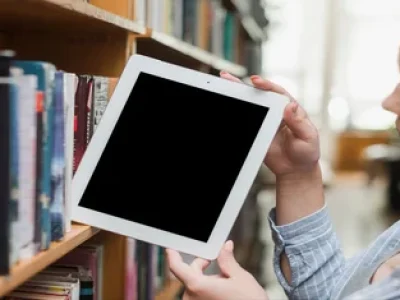 adolescente-levando-tabuleta-de-estante-1