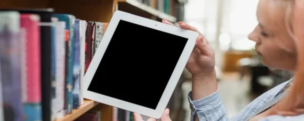 adolescente-levando-tabuleta-de-estante-1