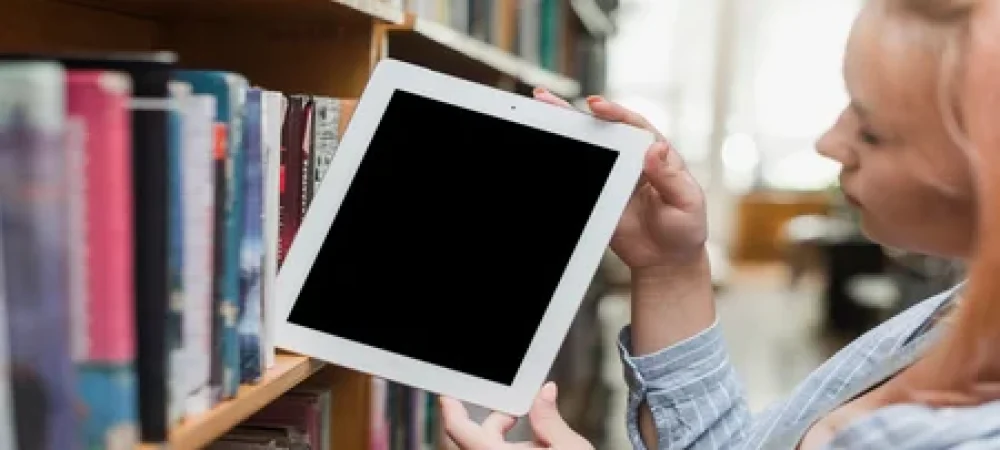 adolescente-levando-tabuleta-de-estante-1