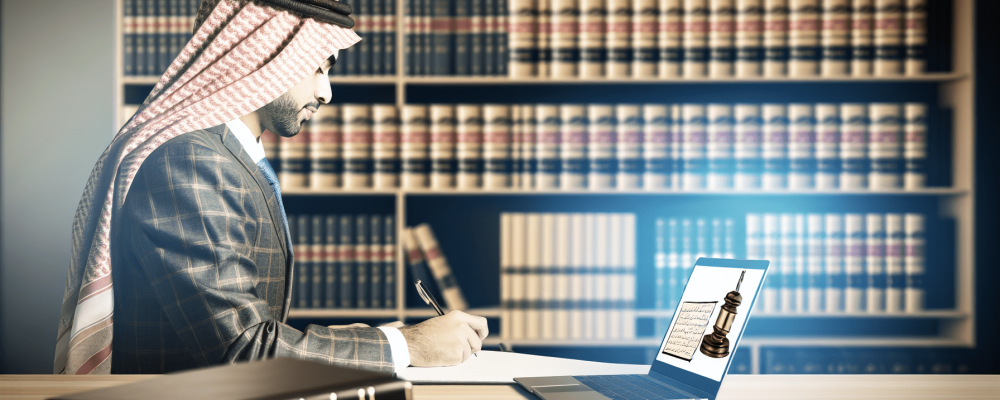 Advogado concentrado redigindo documento jurídico em escritório com livros de direito e laptop, iluminado suavemente.