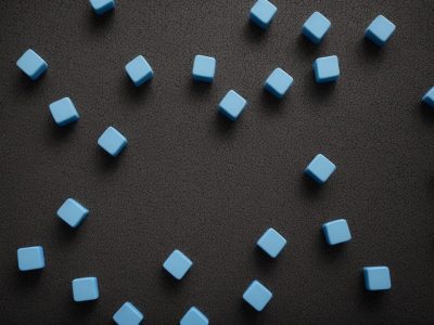 Advogado em escritório moderno analisando o código de processo penal enquanto colega demonstra evolução de casos em computador.