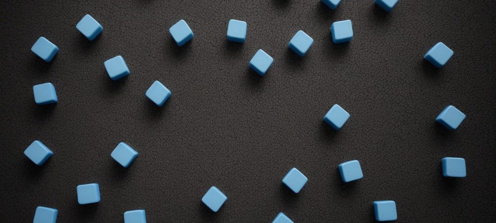 Advogado em escritório moderno analisando o código de processo penal enquanto colega demonstra evolução de casos em computador.