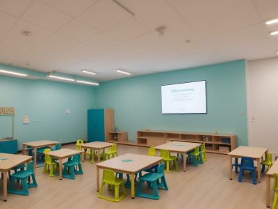Sala de aula moderna com alunos interagindo em atividades colaborativas, demonstrando técnicas de neuroaprendizagem.