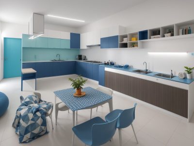 Um escritório moderno com computador exibindo interface de banco de dados, documentos e gráficos organizados, refletindo eficiência na gestão de dados.