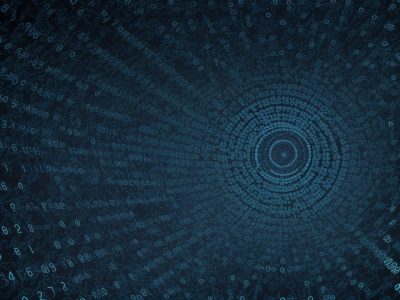 Pessoas interagindo em um ambiente moderno de gestão de dados com monitor mostrando operações de banco de dados.