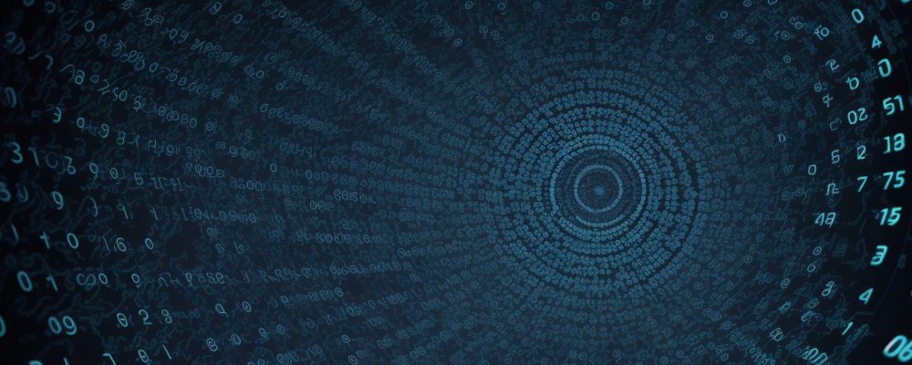 Pessoas interagindo em um ambiente moderno de gestão de dados com monitor mostrando operações de banco de dados.