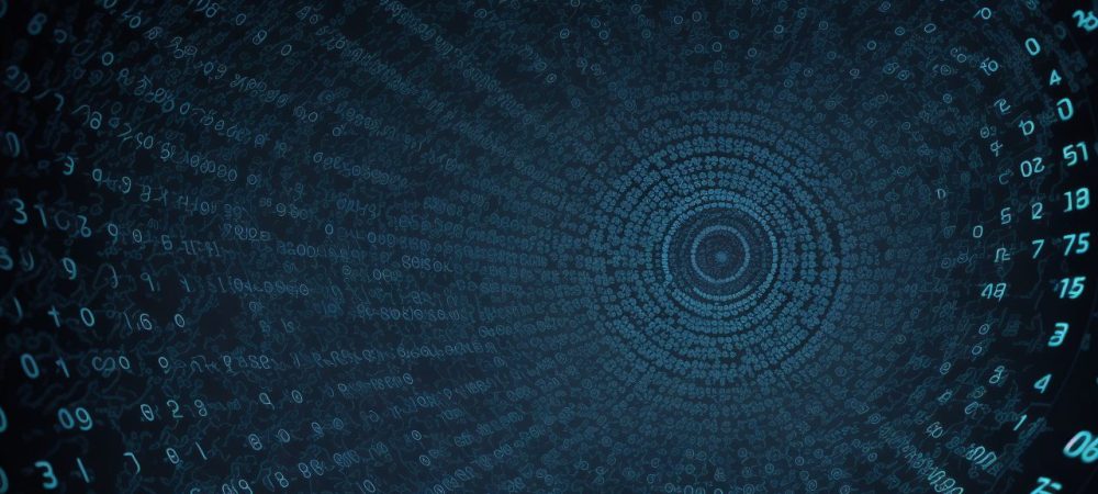 Pessoas interagindo em um ambiente moderno de gestão de dados com monitor mostrando operações de banco de dados.