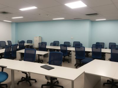 Colaboradores em ambiente de trabalho seguro usando EPIs, promovendo a cultura de segurança e saúde.