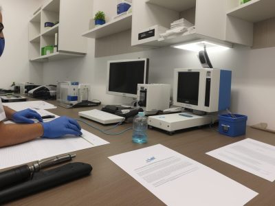 Perito grafotécnico analisando documentos em um laboratório moderno, focando na precisão e autenticidade de assinaturas.