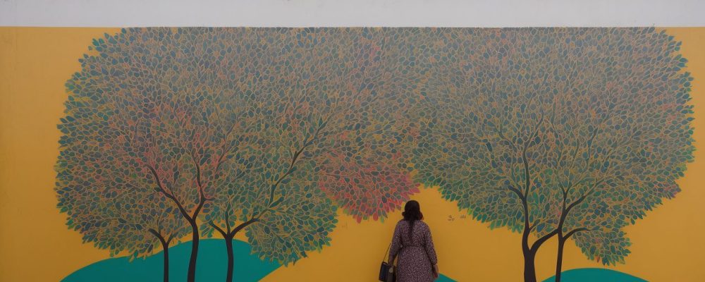 Cena urbana vibrante com mural colorido, artista criando obra e interação social, destacando arte como comunicação