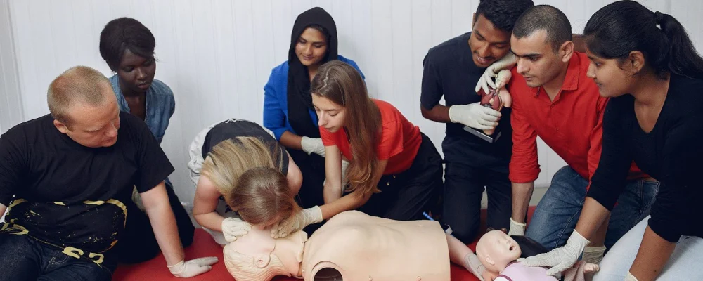 as-pessoas-estao-praticando-primeiros-socorros-com-um-boneco