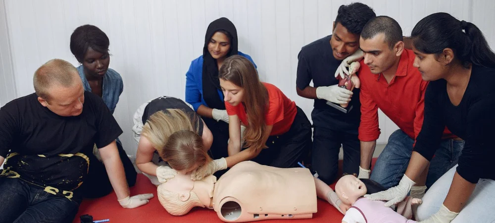 as-pessoas-estao-praticando-primeiros-socorros-com-um-boneco as-pessoas-estao-praticando-primeiros-socorros-com-um-boneco