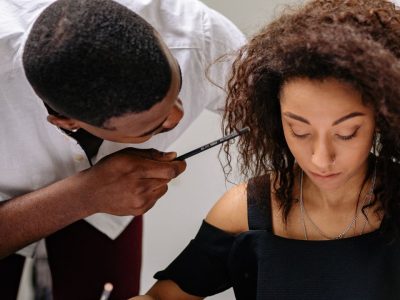 Pessoa em um escritório, olhando para baixo, com expressão de preocupação, representando os impactos do assédio moral no trabalho.