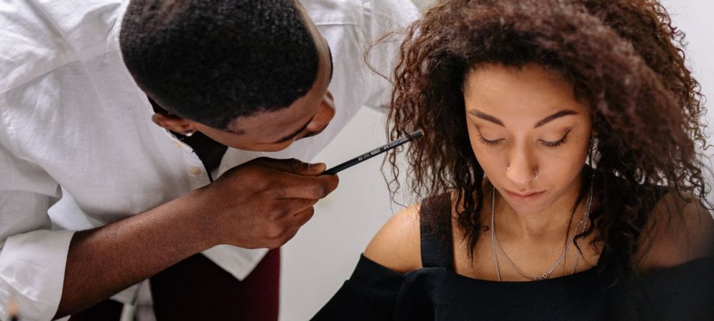 Pessoa em um escritório, olhando para baixo, com expressão de preocupação, representando os impactos do assédio moral no trabalho.