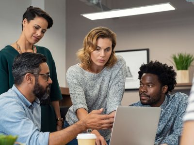 Assédio moral no trabalho: o que fazer? Imagem de um ambiente de trabalho com colaboradores interagindo de forma respeitosa e harmônica, representando um local livre de assédio moral.