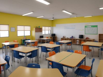 Alunos animados em sala de aula usando materiais didáticos diversificados do PNAIC para alfabetização na idade certa.