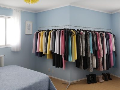 Roupas plus size coloridas em armário organizado refletindo estilo pessoal e conforto.