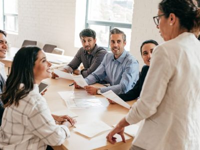 liderança - grupo de pessoas reunidas em uma mesa