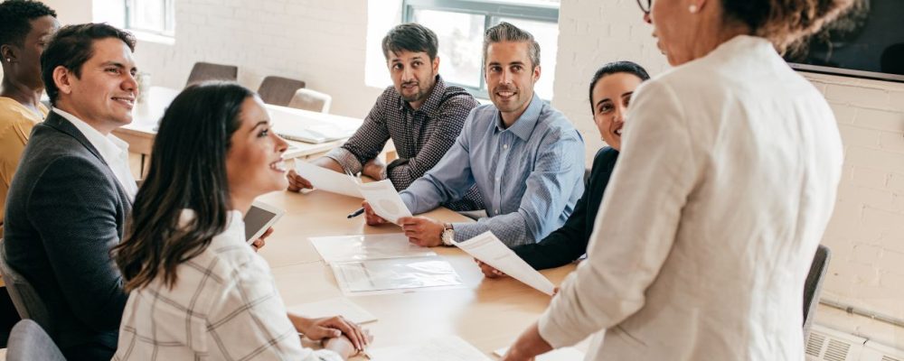 liderança - grupo de pessoas reunidas em uma mesa