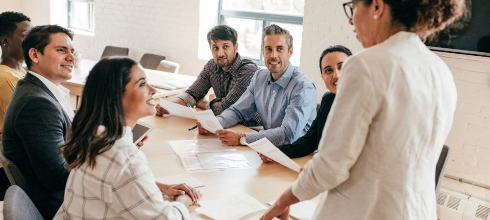 liderança - grupo de pessoas reunidas em uma mesa