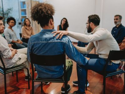 pessoa praticando como desenvolver inteligência emocional para aprimorar suas habilidades profissionais e pessoais