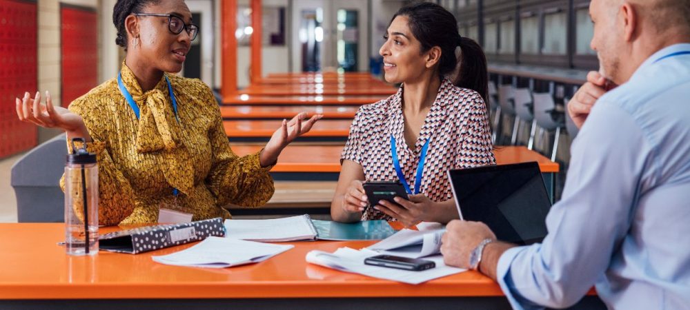 curso de diversidade e inclusão: três professores estudando e discutindo o tema