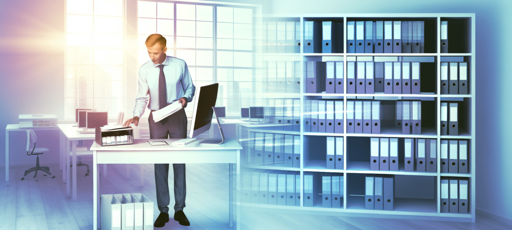 Contador em escritório público moderno, registrando despesas em computador com luz natural e pastas organizadas, destacando a contabilidade pública.