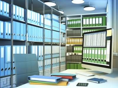 Escritório moderno com documentos digitalizados, pastas coloridas e tela de computador mostrando planilha de controle, em ambiente iluminado e organizado.